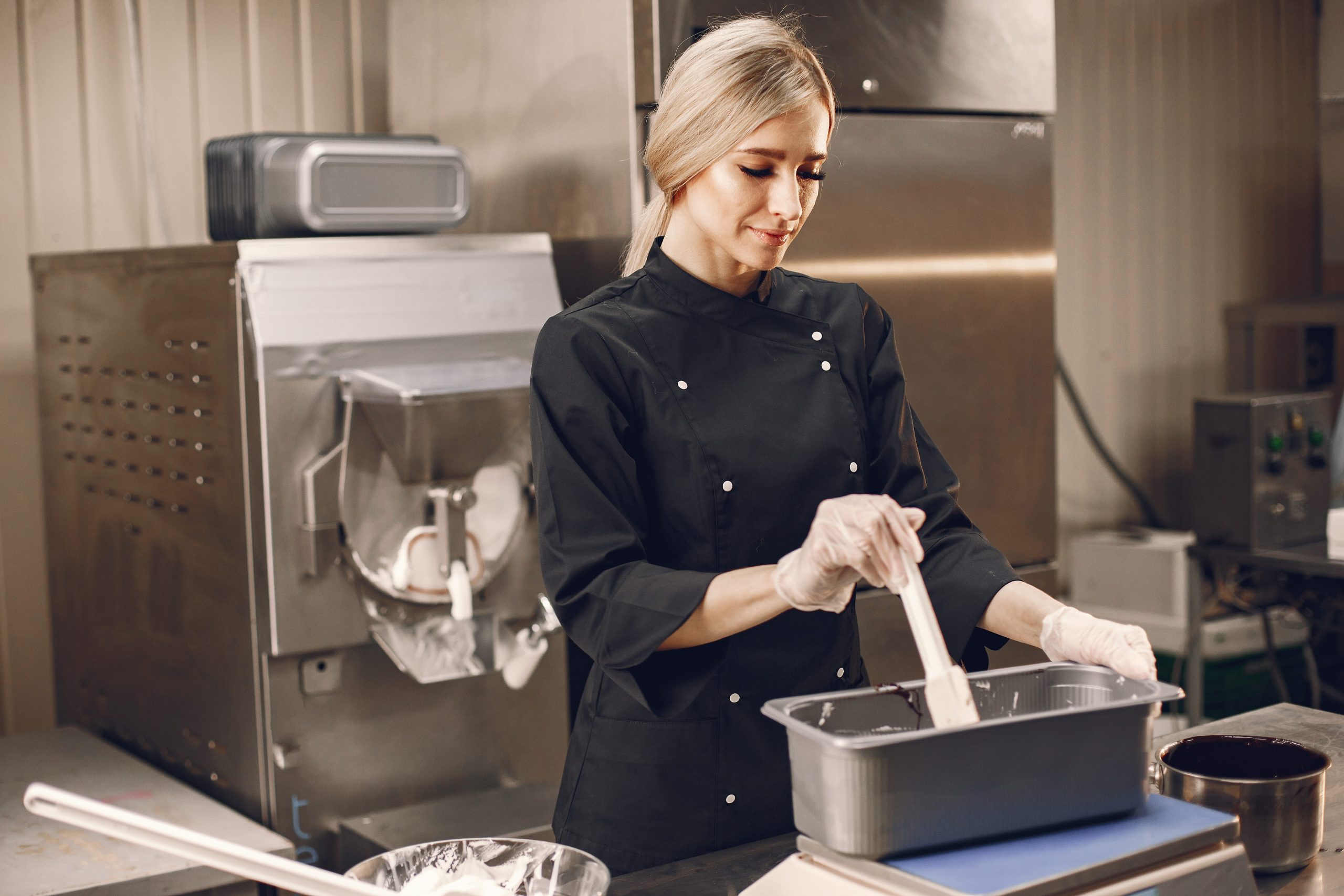 woman-making-ice-cream-commercial-kitchen (1)